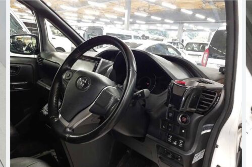 Toyota Voxy V 2017 - Imagen 5