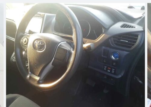 Toyota Noah Hybrid X 2014 - Imagen 6