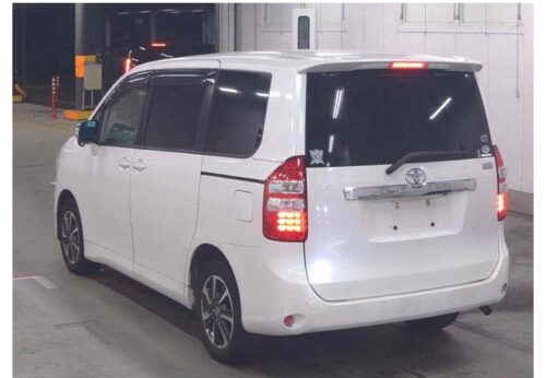 Toyota Noah YY 2010 - Imagen 3