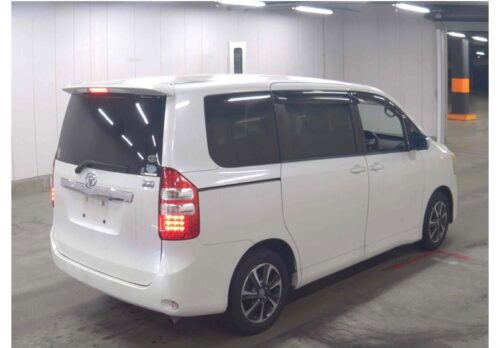 Toyota Noah YY 2010 - Imagen 4