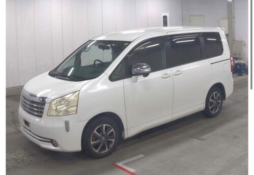 Toyota Noah YY 2010 - Imagen 2