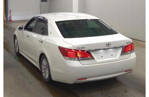 Toyota Crown 4D Royal Saloon 2017 - Imagen 4