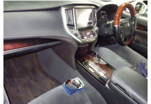 Toyota Crown 4D Royal Saloon 2017 - Imagen 5