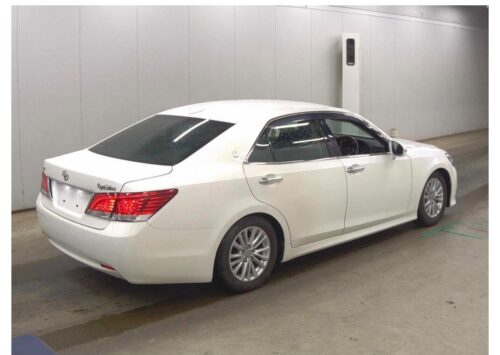 Toyota Crown 4D Royal Saloon 2017 - Imagen 3